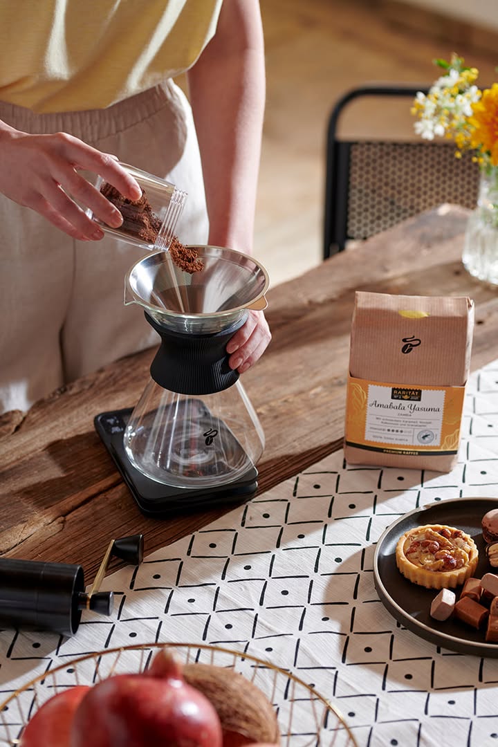 Kaffeemehl in den Filter geben. Foto: Tchibo