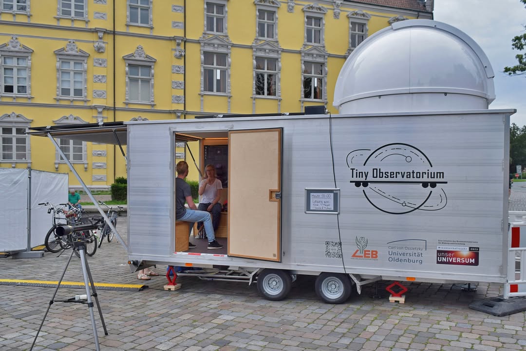 Tiny Observatorium, Schlossplatz | © Ländliche Erwachsenenbildung (LEB) in Niedersachsen e. V. 

Weitere Infos: klaus-tschira-stiftung.de
