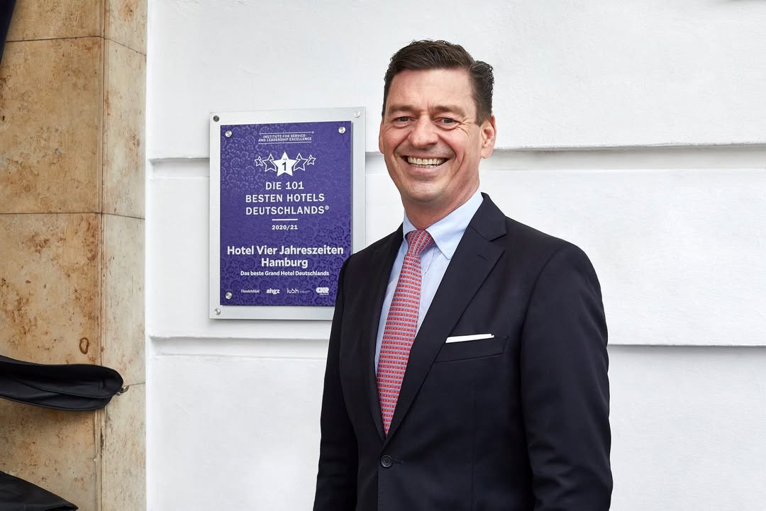 Ingo C. Peters, General Manager des Hotel Vier Jahreszeiten: „Was für ein schöner Erfolg für Lara Dröge! Das gesamte Team ist unglaublich stolz darauf...“. Foto: © Annegret Hultsch