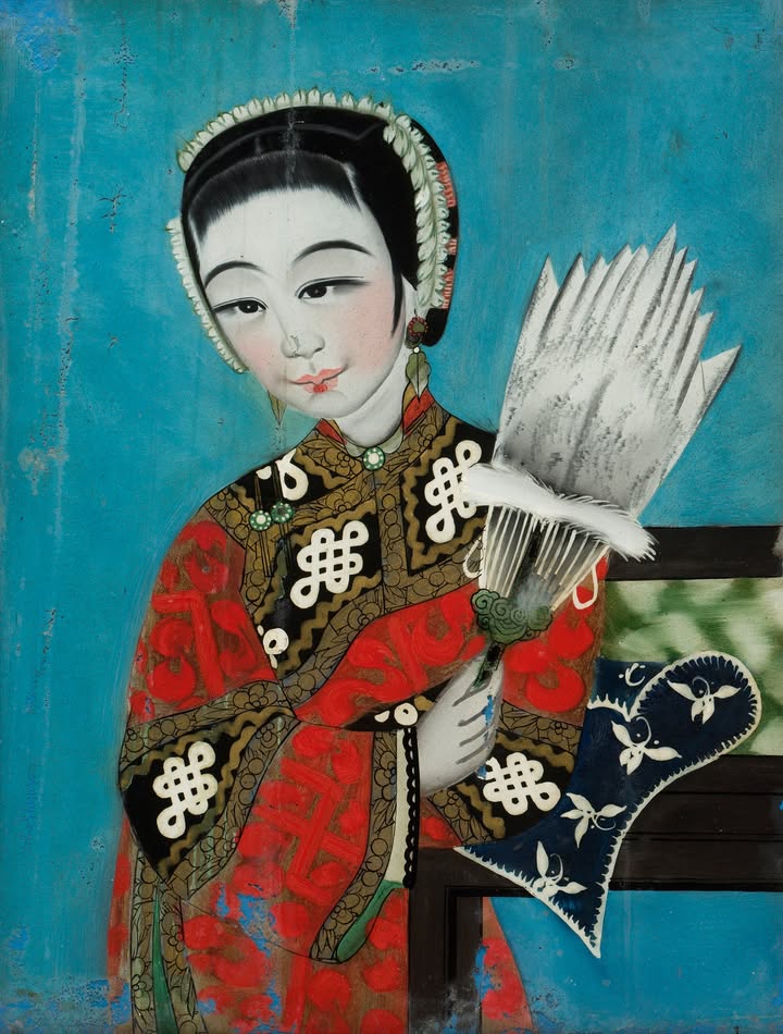 Dame mit Federfächer vor blauem Hintergrund, China, spätes 19. Jh., Farben hinter Glas, 59 x 43 cm, Slg. Mei-Lin © Museum Fünf Kontinente, Foto Nicolai Kästner
www.museum-fuenf-kontinente.de