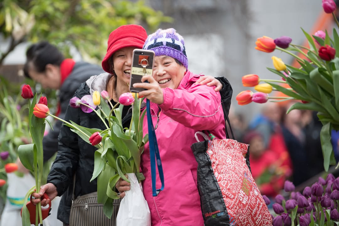 Mit Blumen garantiert: ein Lächeln der Freude. Foto: TulpenZeit/ibulb
