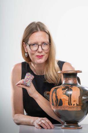 Astrid Fendt, Mitarbeiterin der Antikensammlungen und Glyptothek trägt einen Fingerring von Helen Clara Hemsley, ”Found on the Floor”, Plastik, Stoff, Faden, Nadeln, 2013
Kalpis, Ton, häusliche Szene mit spinnender Frau, Ton, um 410 v. Chr., Antikensammlungen © Klaus Haag