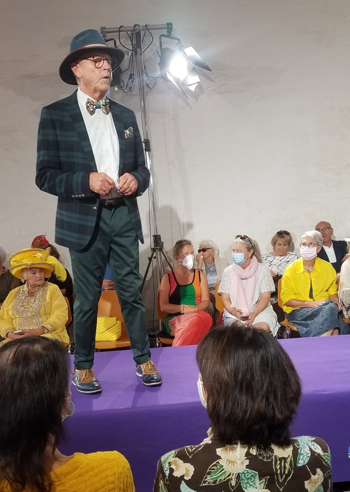 Jürgen Niemeier, führte durch die Kleine Modenschau. Bild: © Brigitte Karch