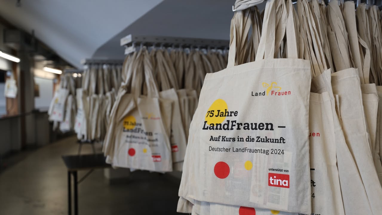 Tragetaschen mit Aufdruck: 75 Jahre LandFrauen