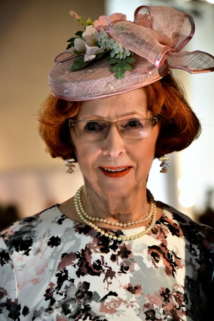 Helga Fischer, gen. „Tante Helga“. Backen und Gäste bewirten gehören seit eh und je mit zu ihren Lieblingsbeschäftigungen. Als Model bei der jährlichen Mut zum Hut-Schau wird die stets mit Standing Ovations des Publikums bedacht.
