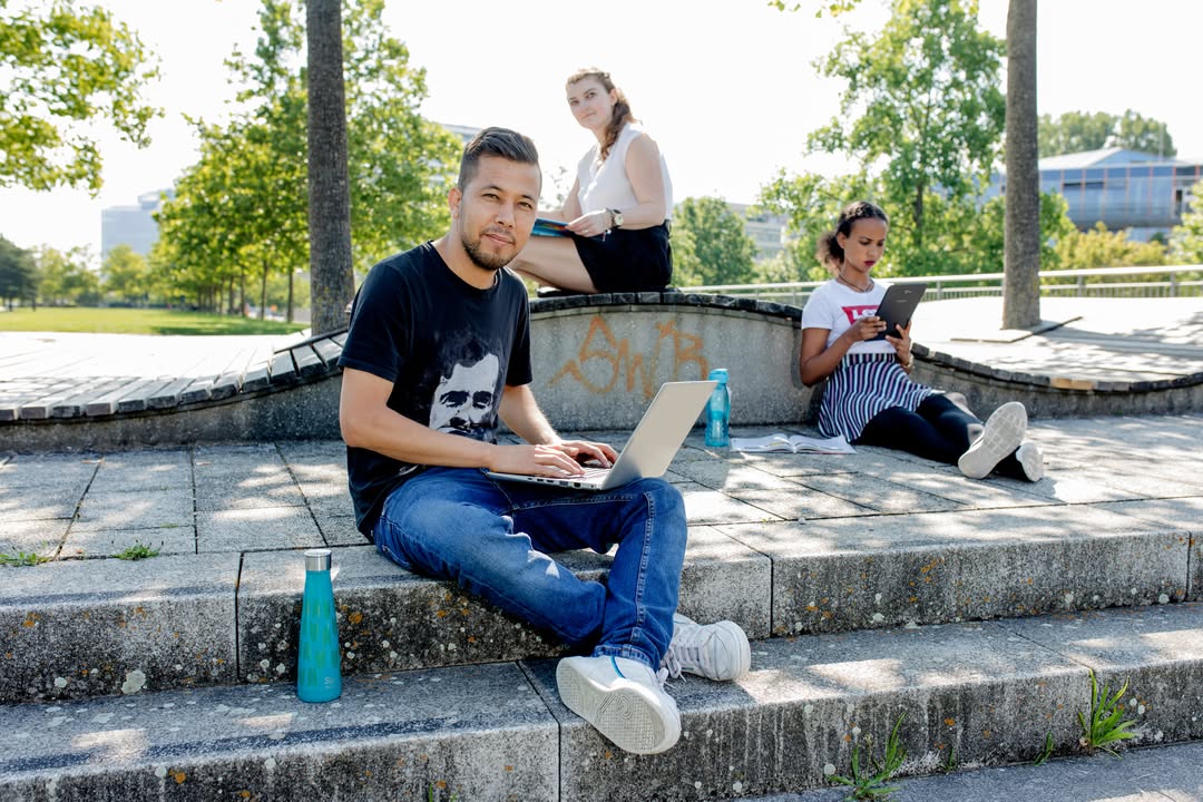 SchülerInnen im Freien lesend. Foto: MVHS/ Loredana LaRocca