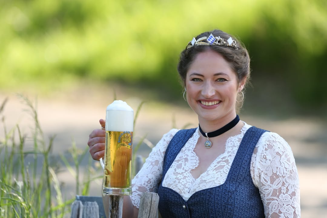 Mona Sommer - Bayerische Bierkönigin 2023/2024 mit Maßkrug