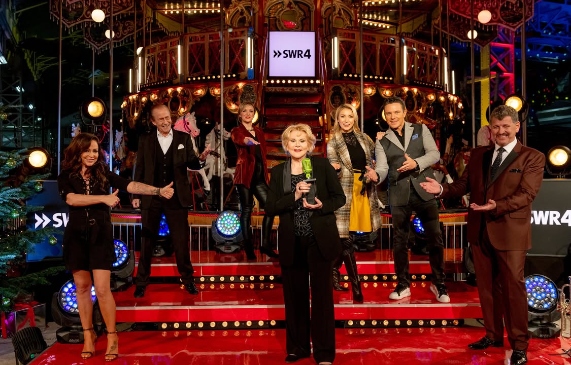 Peggy March erhält den "SWR4 Musikpreis 2020" für ihr Lebenswerk. Bild (v.li.): Michelle, Michael Holm, Anna-Lena Dörr, Peggy March, Anna-Carina Woitschack und Stefan Mross sowie Semino Rossi. SWR/Torsten Silz