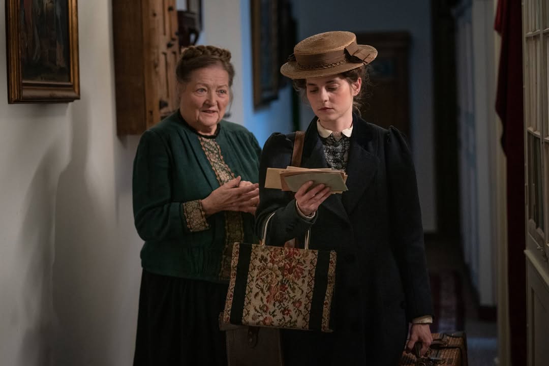 Gabriele Münter (Vanessa Loibl) mit der Gastwirtin Frau Mayr (Marianne Sägebrecht. Foto von Stephanie Kulbach ┬®CCC Cinema und Television