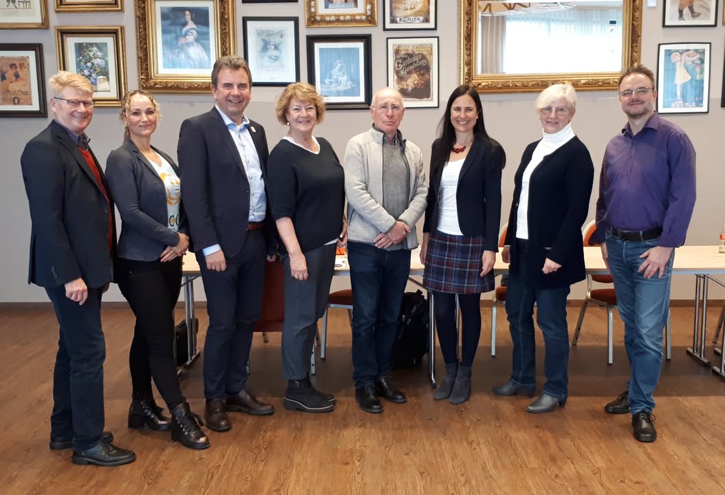 Das neue Präsidium und der neue Beiratsvorstand des Kneipp-Bundes (v.l.): Dr. Lutz Ehnert (Beiratsvorsitzender), Madeleine Broichhausen (Vize-Präsidentin), Stefan Welzel (Schatzmeister), Andrea Pielen (Vize-Präsidentin), Dr. Hans-Georg Eisenlauer (Vize-Präsident), Christina Haubrich MdL (Präsidentin), Gisela Gehrmann (stv. Beiratsvorsitzende) und Heiko Büttner (stv. Beiratsvorsitzender)Bild: ©  Kövi/Kneipp-Bund