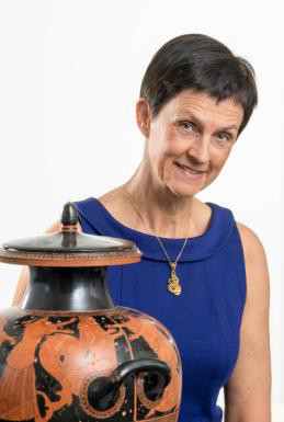 Gabriele Rudnicki, Mitarbeiterin des Museumspädagogischen Zentrums München, trägt eine Kette von Arje Griegst, Gold und Saphir, 1982; Mischkessel, Ton, Meergreis Nereus, um 480 v. Chr., Antikensammlungen © Klaus Haag