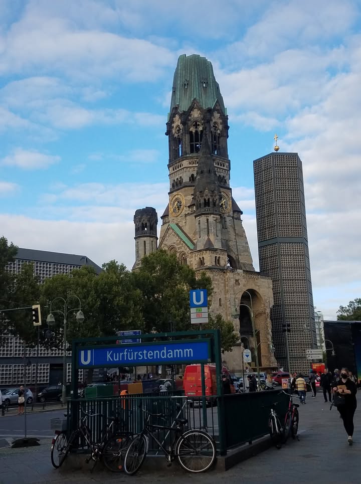 Kurfürstendamm, eine der Haupteinkaufsstraßen mit Evangelischer Kaiser-Wilhelm-Gedächtniskirche, bekanntestes Wahrzeichen Berlins. Bild: Brigitte Karch