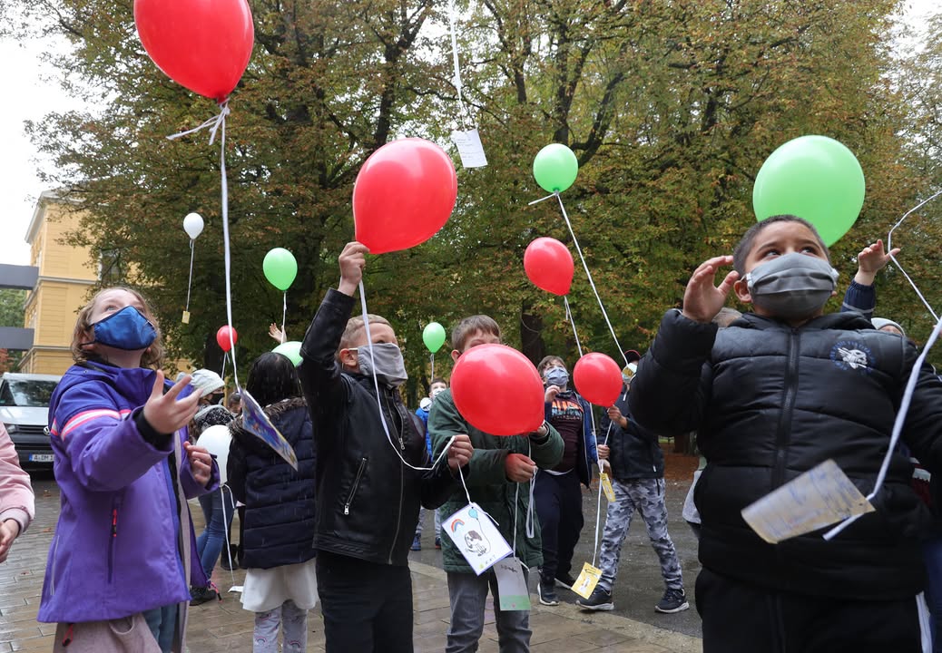 Kinder der Wittelsbacher Schule, die um 12 Uhr zeitgleich mit anderen Augsburger Grundschulen ihre Friedensgrüße in die Welt geschickt haben. Foto: © Michael Hochgemuth