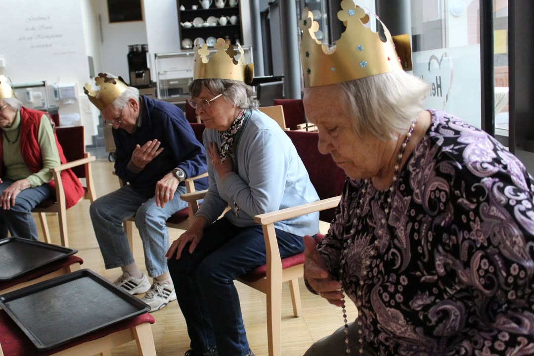 Die Gymnastikübungen kamen bei Theresia Langbein (90 Jahre), Katherine Inglis-Meyer (79 Jahre) und Heribert Robel (87 Jahre) sehr gut an. Foto: Staatlichen Schlösser und Gärten Baden-Württemberg