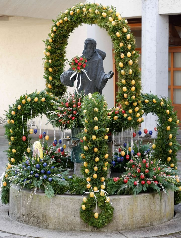 Innenhof Kirche St. Konrad, Hirtenweg 2, geschmückt von der Pfarrei Theuern-Ebermannsdorf