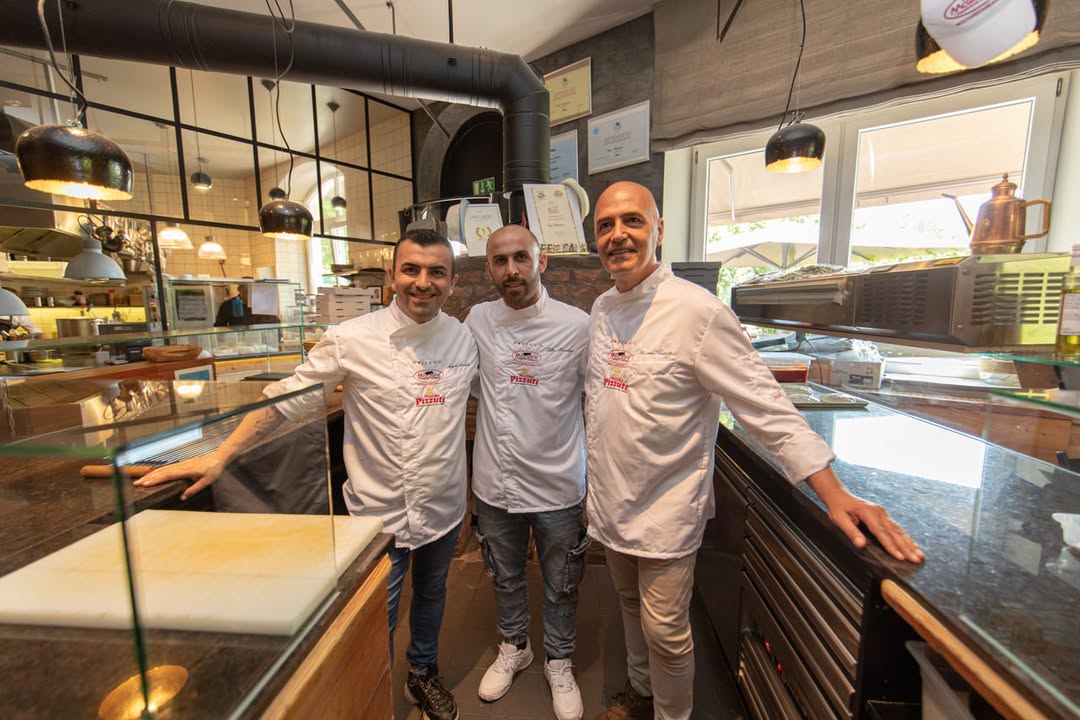 Die erfahrenen Meister-Pizzaioli der berühmten „Scuola Bianca“ bereiteten gemeinsam mit Medienvertretern aus besten authentischen, italienischen Produkten eine echte Pizza Napoletana zu. Foto: (v.l.): Angelo Mondello, Vito Monaco und Luciano Sorbillo.
