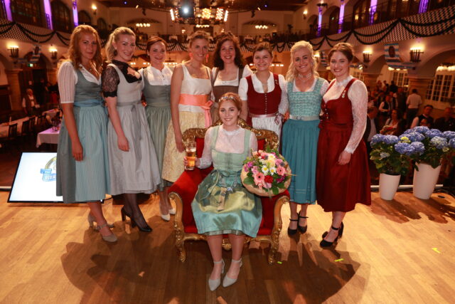 Die ehemaligen Bayerischen Bierköniginnen gratulierten der neuen Amtsinhaberin Linnea Klee. Foto: Bayerischer Brauerbund e.V.
www.bayerische-bierkönigin.de