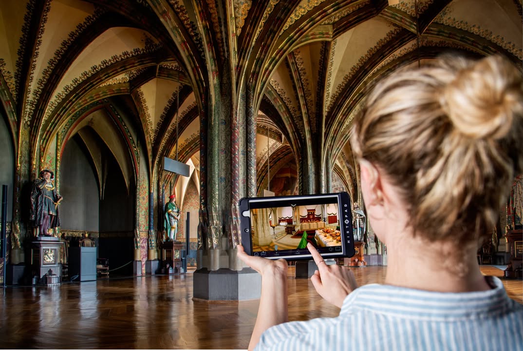 Das neue HistoPad ermöglicht es den Gästen der Albrechtsburg Meissen, in acht 3D-Inszenierungen der historischen Schlosssäle einzutauchen. Foto: © Dorit Günter