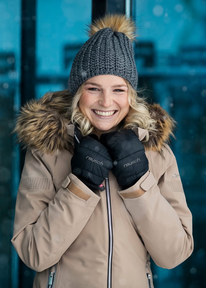 Sie hat gut lachen. Warm eingemummelt und mit warmen Handschuhen versehen! Reusch. Bild: © Mirja Geh
