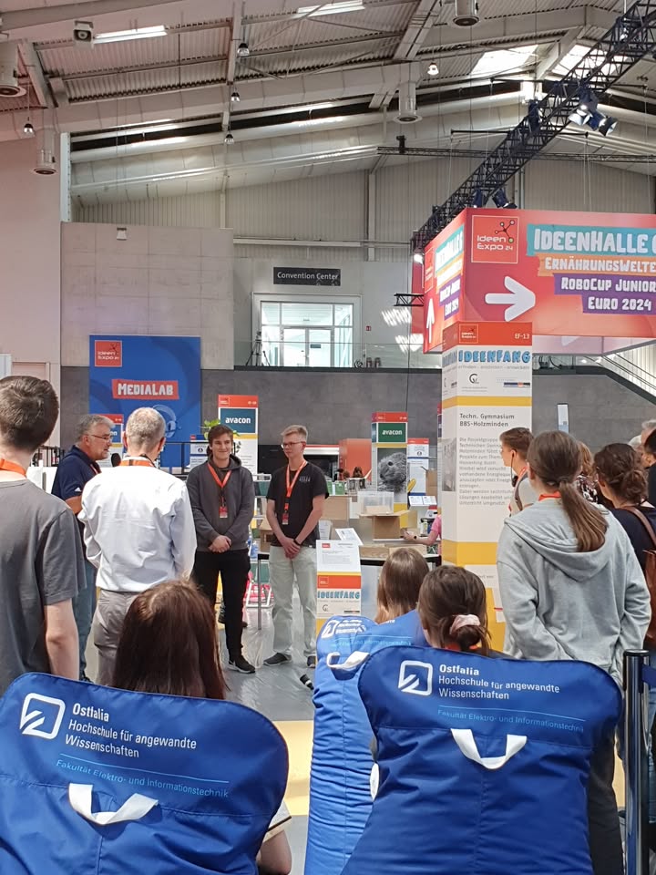 Die Georg-von-Langen-Schule Holzminden stellt ein Parabolkraftwerk vor. Foto: © Brigitte Karch