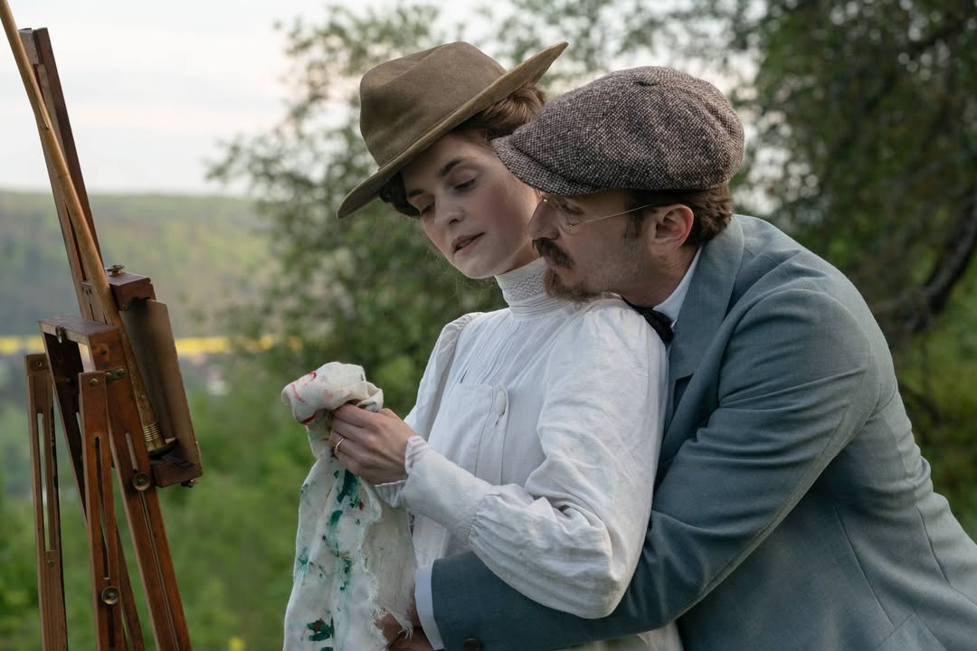 Gabriele Münter (Vanessa Loibl) mit Wassily Kandinsky (Vladimir Burlakov). Foto von Stephanie Kulbach ┬®CCC Cinema und Television