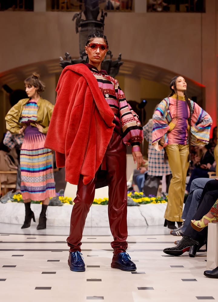 Anja Gockel Fashionshow W22/23 Weltgewand(t) POMPÖÖS Eyewear mit Hies Optik.